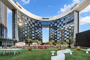 Outdoor dining - Landmark Queens Wharf 1BR w/ Pool, Gym & City View (Brisbane City)