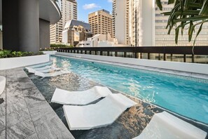 A swimming pool with a modern design, surrounded by high-rise buildings. - Landmark Queens Wharf 1BR w/ Pool, Gym & City View (Brisbane City)