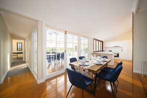 Dining - Bayside Queenslander High Ceilings Family-friendly (Manly West)