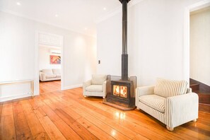 Interior - Bayside Queenslander High Ceilings Family-friendly (Manly West)