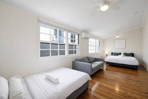 Desk, iron/ironing board, WiFi, bed sheets - Bayside Queenslander High Ceilings Family-friendly (Manly West)