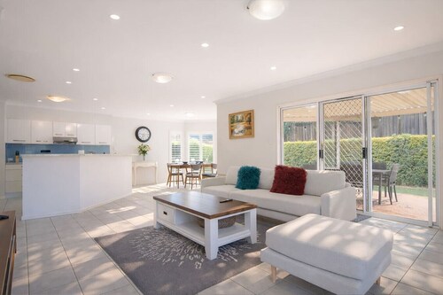 Air Hockey! Spacious 5BR Pool A/C close Westfield