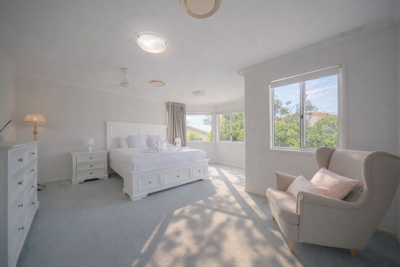 Desk, iron/ironing board, WiFi, bed sheets