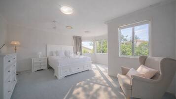 Desk, iron/ironing board, WiFi, bed sheets