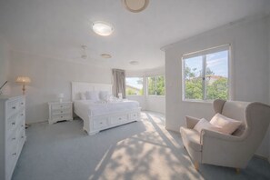 Desk, iron/ironing board, WiFi, bed sheets - Air Hockey! Spacious 5BR Pool A/C close Westfield (Carindale)