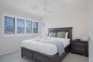 Desk, iron/ironing board, WiFi, bed sheets - Air Hockey! Spacious 5BR Pool A/C close Westfield (Carindale)