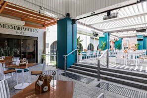 Outdoor dining - Stylish Canalfront Paradise w/ Designer Interiors (Mermaid Waters)