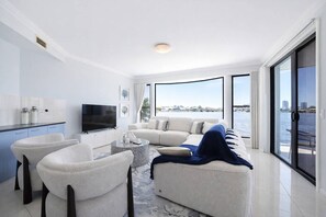 TV - Stylish Canalfront Paradise w/ Designer Interiors (Mermaid Waters)
