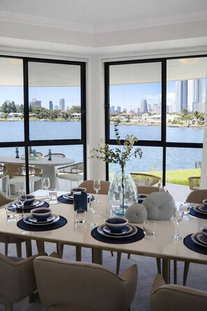 Dining - Stylish Canalfront Paradise w/ Designer Interiors (Mermaid Waters)