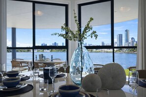 Dining - Stylish Canalfront Paradise w/ Designer Interiors (Mermaid Waters)