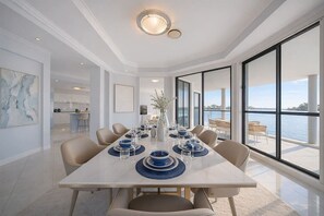 Dining - Stylish Canalfront Paradise w/ Designer Interiors (Mermaid Waters)
