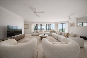 TV - Luxury 6BR Hinterland Retreat w/ Pool &Scenic View (Bonogin)