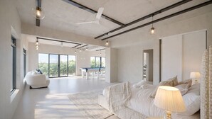 Ein modernes Schlafzimmer mit einem großen Bett, einem Schreibtisch und einem Billardtisch.