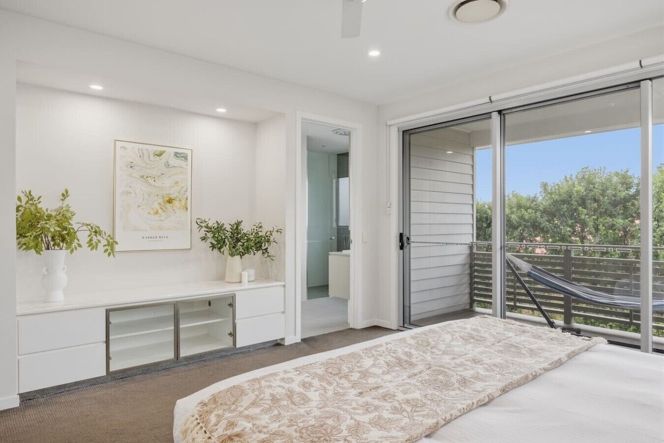 Desk, iron/ironing board, WiFi, bed sheets