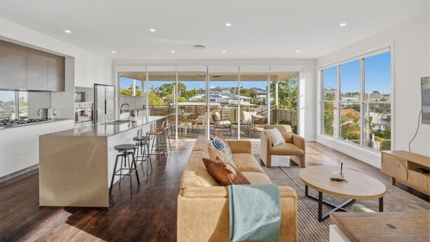 Un apartamento moderno con cocina, comedor y sala de estar con vistas a la ciudad.