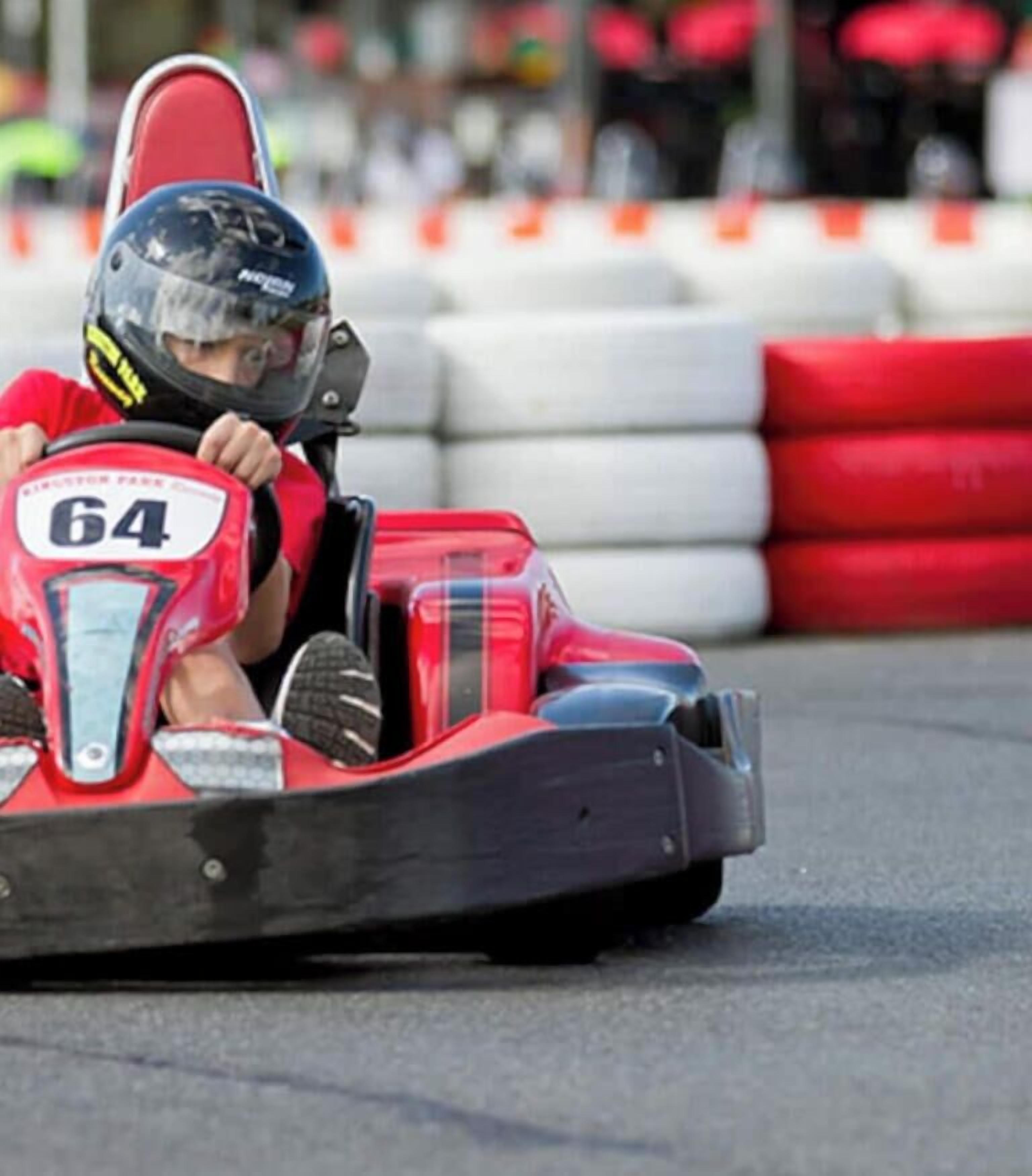 Gokart, jonka kyljessä on numero 64.