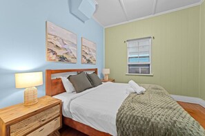 Desk, iron/ironing board, WiFi, bed sheets