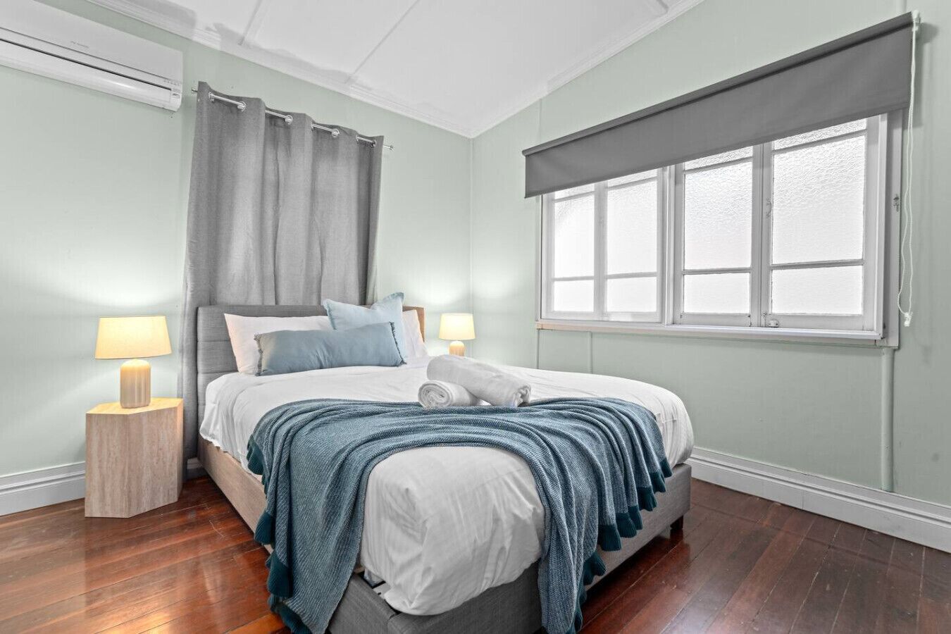 Desk, iron/ironing board, WiFi, bed sheets