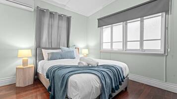 Desk, iron/ironing board, WiFi, bed sheets