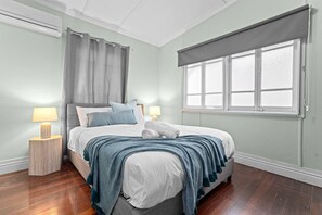 Desk, iron/ironing board, WiFi, bed sheets - Pet-friendly! Budget Home Walk to Gabba/Hospital (Woolloongabba)