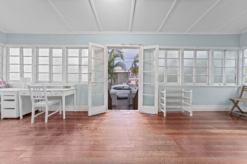 Pet-friendly! Budget Home Walk to Gabba/Hospital