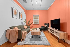 TV - Pet-friendly! Budget Home Walk to Gabba/Hospital (Woolloongabba)