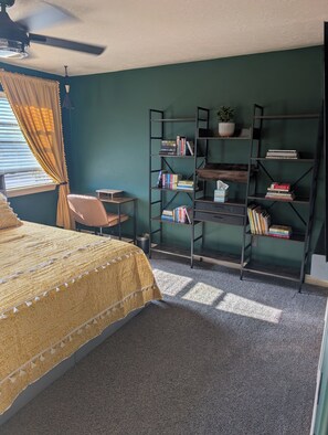 3 habitaciones, tabla de planchar con plancha, wifi y ropa de cama 