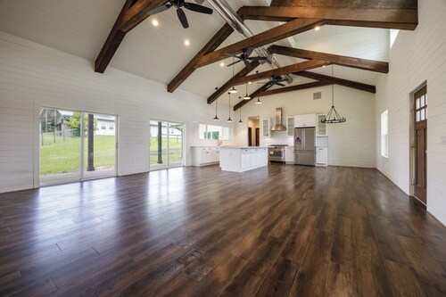 Luxury 6ac Estate: Barn & Dog Yard. WEC/UF/Springs