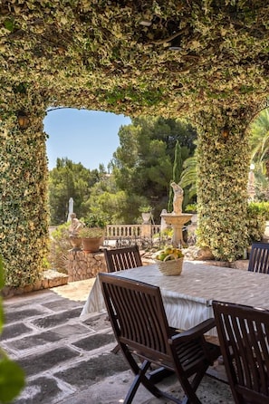 Outdoor dining - Villacolina – Pool, Tennis & Breathtaking Views (esporles)