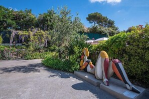 المنطقة المحيطة بالمنشأة