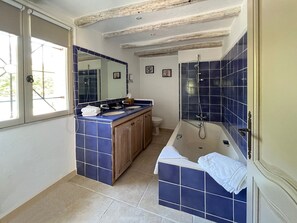 A bathroom with a bathtub, a shower, and a sink. - Hotel les Messugues By Alain Llorca (Saint-Paul-de-Vence)