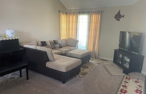 Living area - 2026 Masters golf Rental 15 min walk to Augusta National Golf Club 3BR / 2.5BA (Augusta)