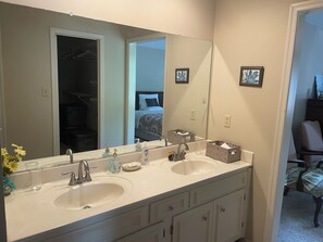 Shower, hair dryer, towels, soap - 2026 Masters golf Rental 15 min walk to Augusta National Golf Club 3BR / 2.5BA (Augusta)