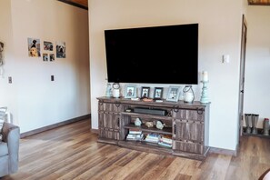 Smart TV y chimenea 