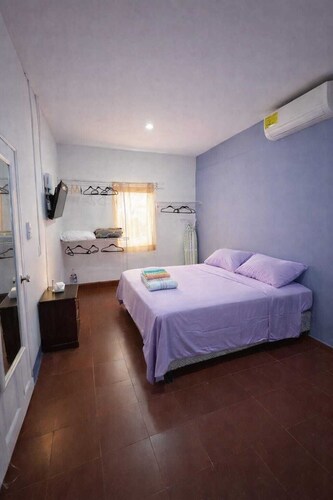 OC HOUSE: Pet Friendly with A/C and parking. Safe Zone 10 minutes from the Granada Center