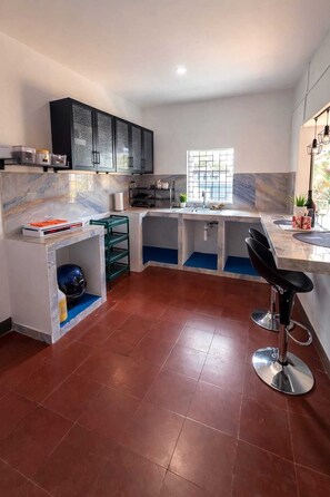 Private kitchen - OC HOUSE: Pet Friendly with A/C and parking. Safe Zone 10 minutes from the Granada Center (Granada)