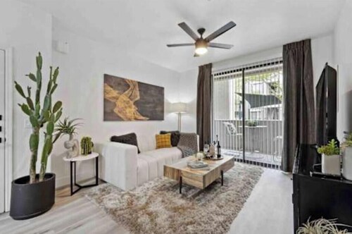 Stylish 1-bedroom with Resort Amenities located in Glendale