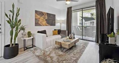 Stylish 1-bedroom with Resort Amenities located in Glendale