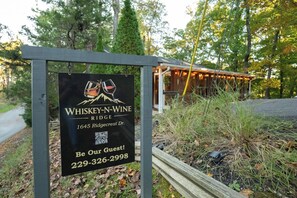 Señal para Whiskey N Wine Ridge con un código QR y un número de teléfono.