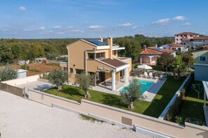 A modern two-story building with a pool, surrounded by greenery and other residential structures. - Villa Elena (Istria - Poreč) (Poreč)