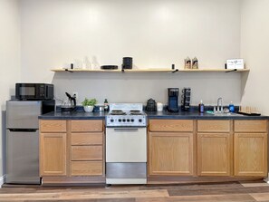 Fridge, microwave, oven, stovetop - Historic Harmar Studio | Walk to Dining (494751) (Marietta)