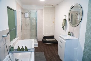 Secador de pelo, bidet, toallas, jabón