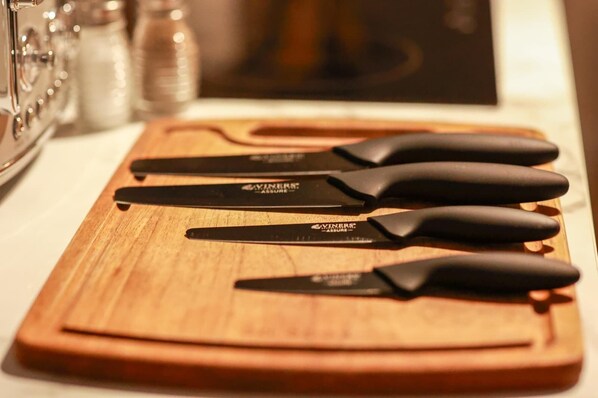 A wooden cutting board with five knives on it. - Riverside Home in Long Eaton Close to Town & Station (Long Eaton)