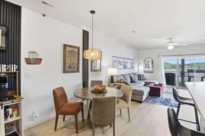 Apartamento, varias camas, acceso a la piscina (View to a Thrill) | Restauración
