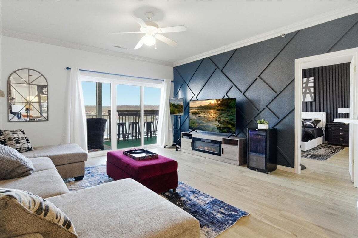 Condo, varias camas, acceso a la alberca (View to a Thrill) | Área de sala de estar