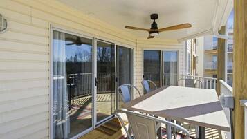 Leilighet, flere senger, terrasse (Martinis on the Ledge) | Utendørsservering