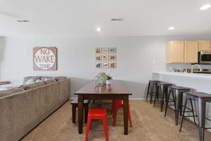 Apartment, Mehrere Betten, Terrasse (Martinis on the Ledge)