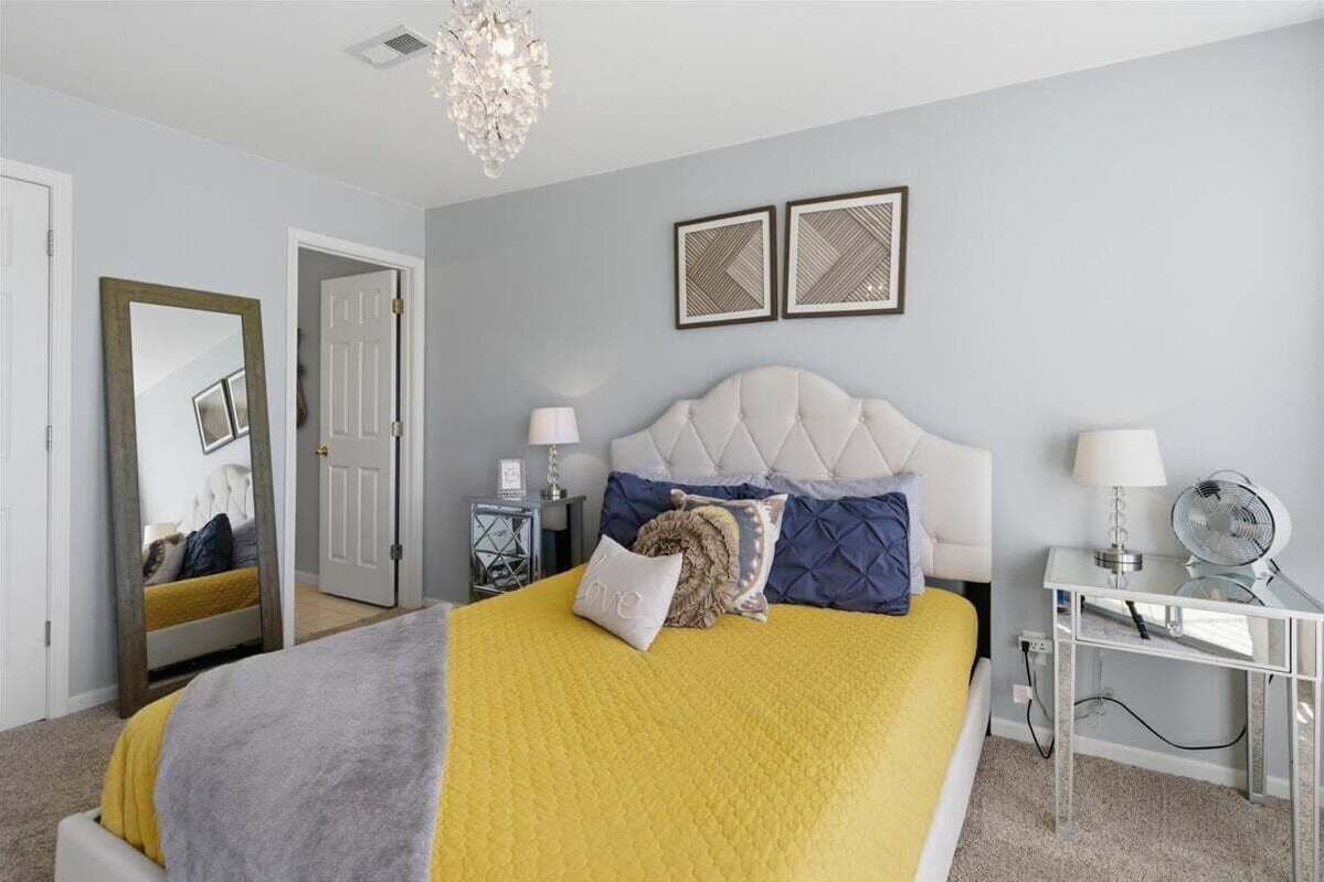 Bloc d'apartaments, diversos llits, pati (Martinis on the Ledge)