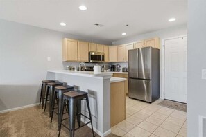 Apartment, Mehrere Betten, Terrasse (Martinis on the Ledge) | Eigene Küche