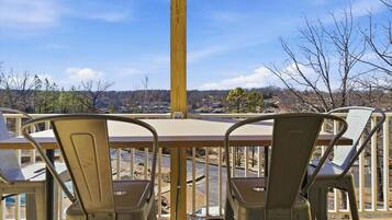 Leilighet, flere senger, terrasse (Martinis on the Ledge) | Utendørsservering